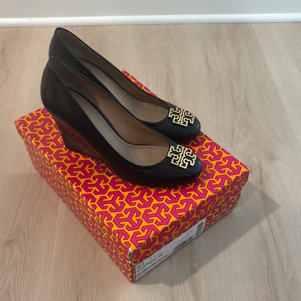 Tory Burch Black Leather Gold-Logo Round-Toe wedge Heels size 7